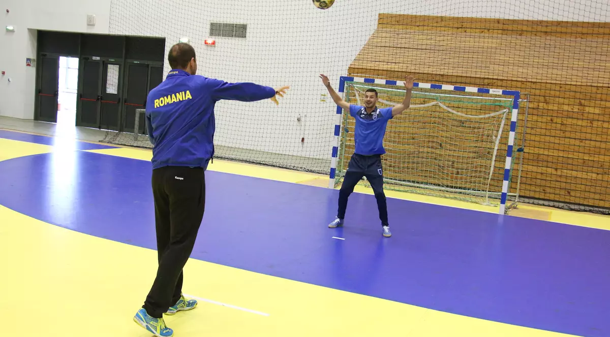 Portarul Craiovei, schimb de roluri cu goalkeeperul naționalei de handbal!