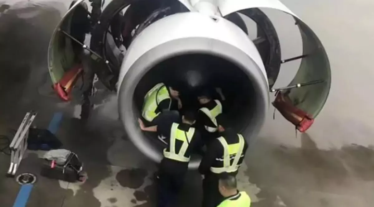 O pasageră superstițioasă a aruncat nouă monede în motorul avionului pentru "noroc". Ce a urmat