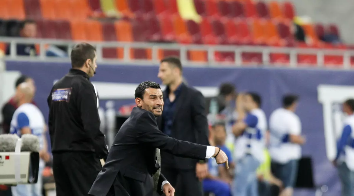 Eugen Trică, agitându-se pe marginea terenului ca antrenor al lui CFR Cluj. (FOTO: Gabriel Pătruț)