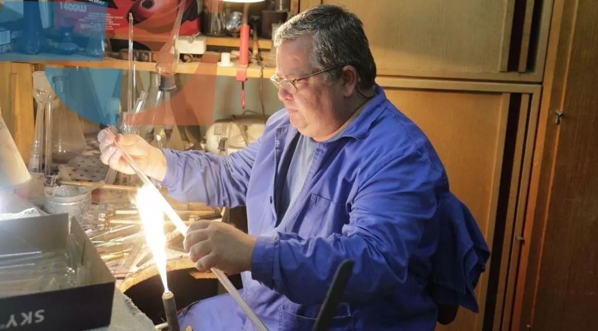 Romică Robu e ultimul sticlar din Iași