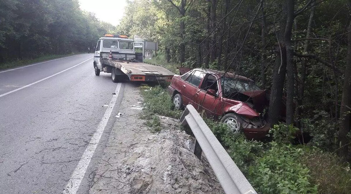 Accident grav pe DN 72. S-au izbit cu mașina de un pom după ce au intrat în “curba morții”