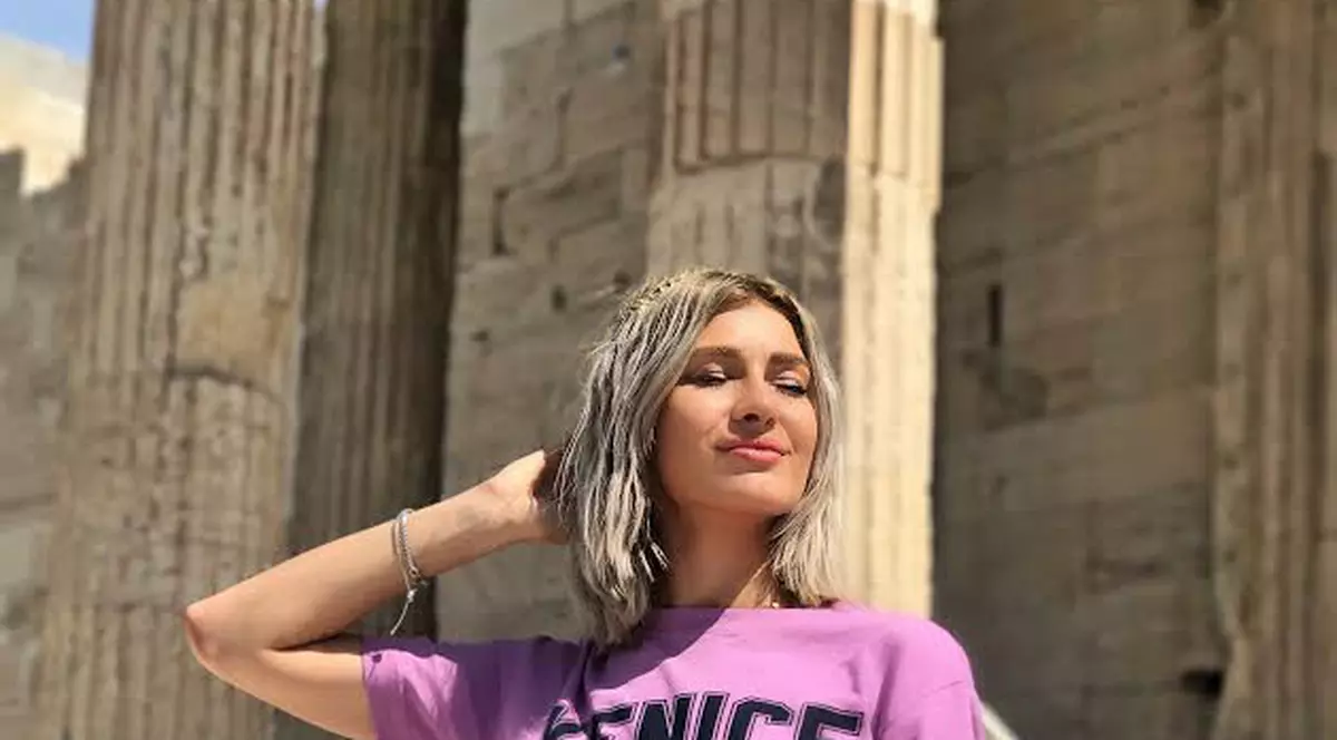 FOTO EXCLUSIV/ Alina Eremia, turul Greciei cu scuterul. Artista a vrut să descopere cultura elenă