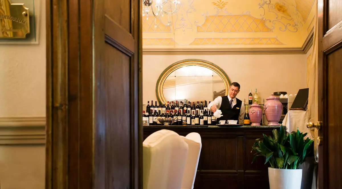 Criză de locuri de muncă pe litoral. Stațiunile duc lipsă de ospătari, cameriste și barmani calificați