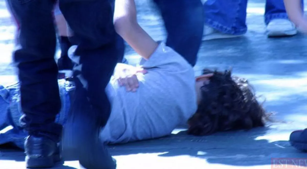 Un bărbat de culoare a lovit o femeie cu un baston telescopic in cap.