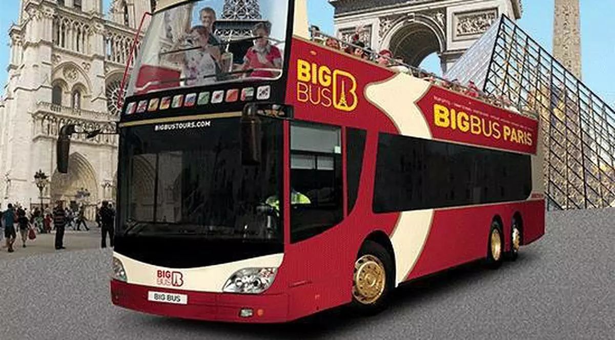 autobuz turistic implicat într-un accident în Paris