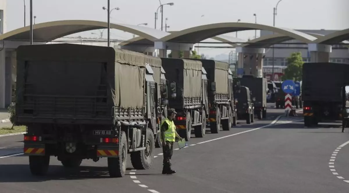 Trafic blocat pe Valea Oltului din cauza unui camion militar