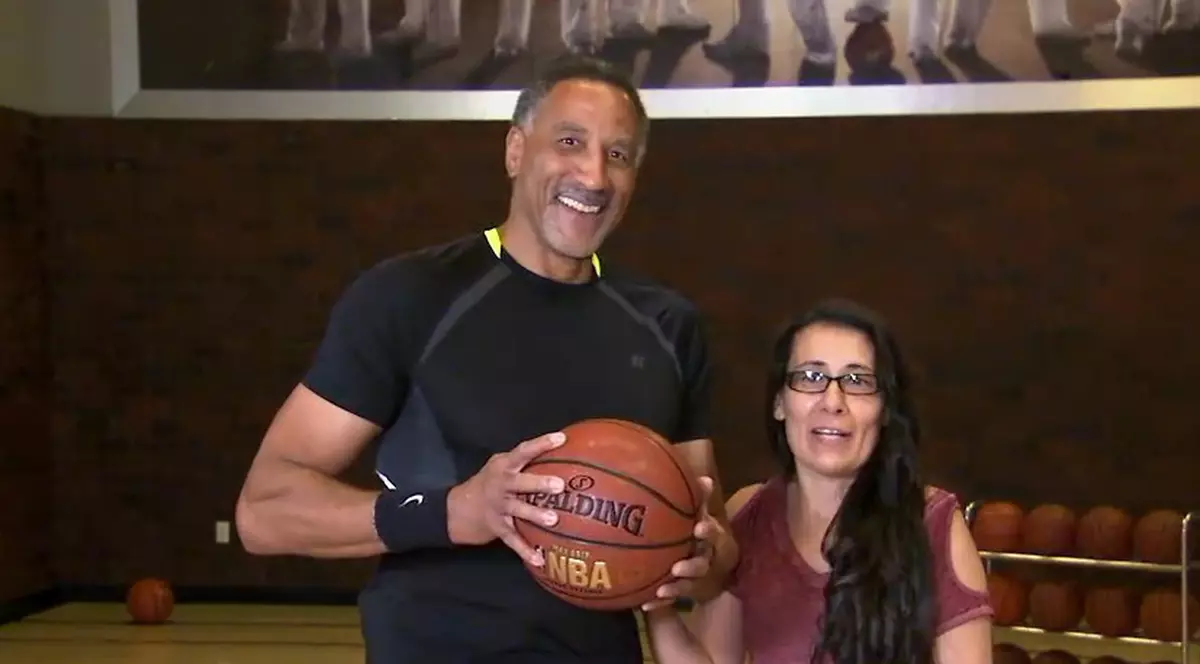 VIDEO| La 61 de ani visează să joace în NBA. Iar la cum arată are șanse