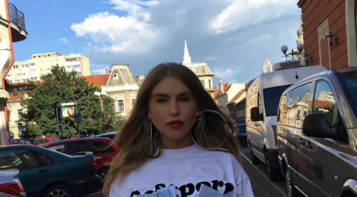 Corina, sexy și obraznică la fereastră. Cum s-a afișat artista