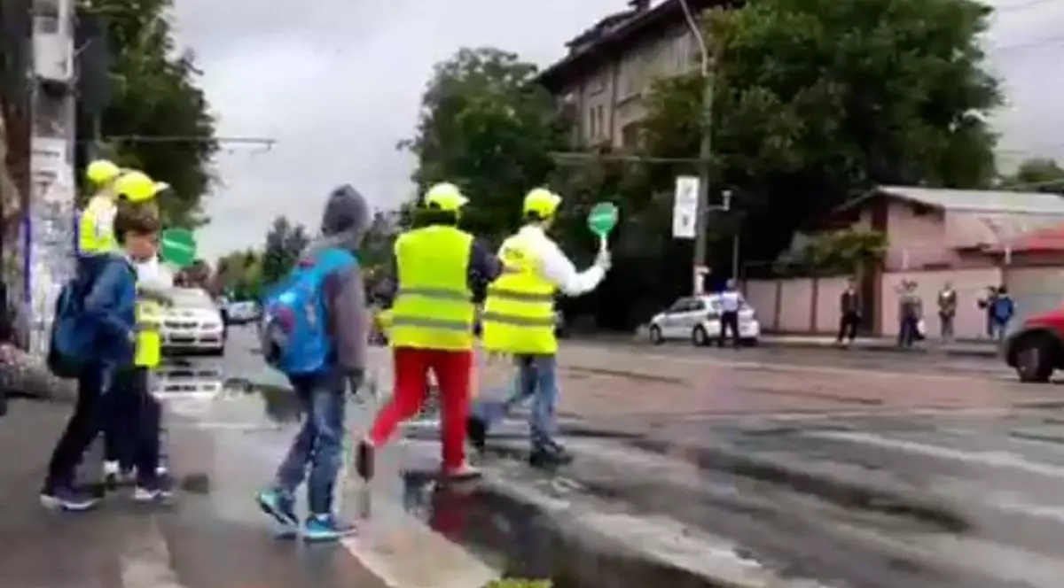 Elevii de la 100 de școli din țara devin pentru o lună polițiști rutieri