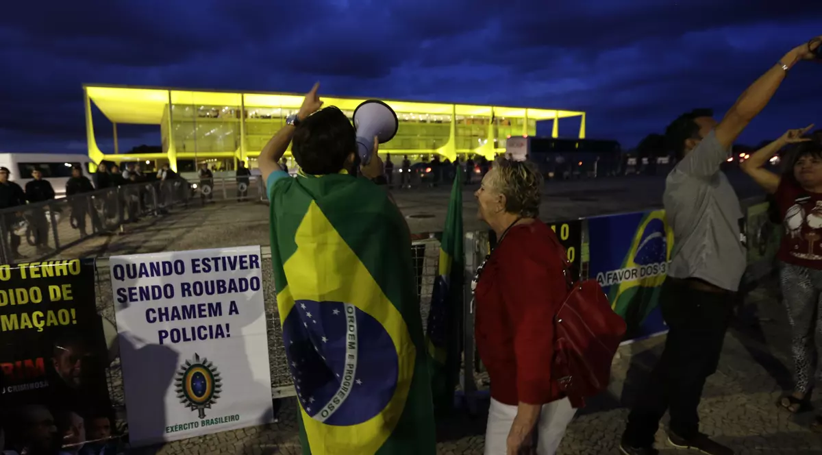 Tensiuni în Brazilia. O mașină a intrat în porțile palatului prezidențial