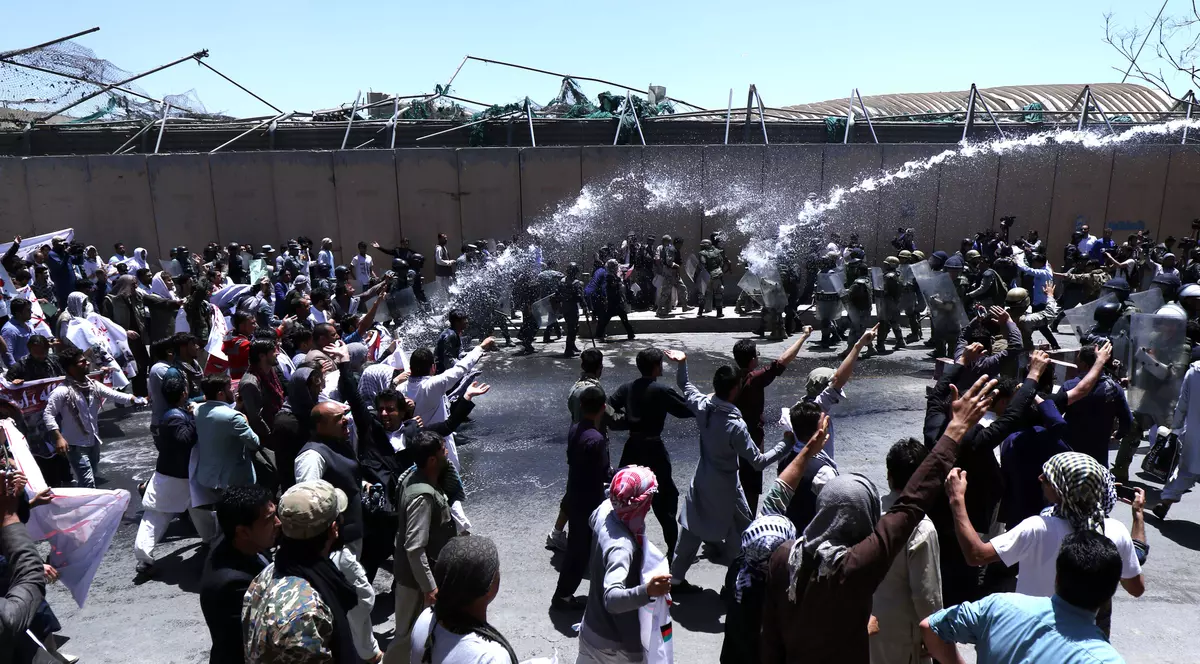 Proteste violente în Kabul, după atacul sângeros soldat cu zeci de morți