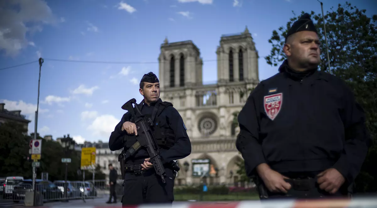 Atacatorul de la Notre-Dame a fost identificat. Bărbatul jurase credință grupării teroriste Statul Islamic