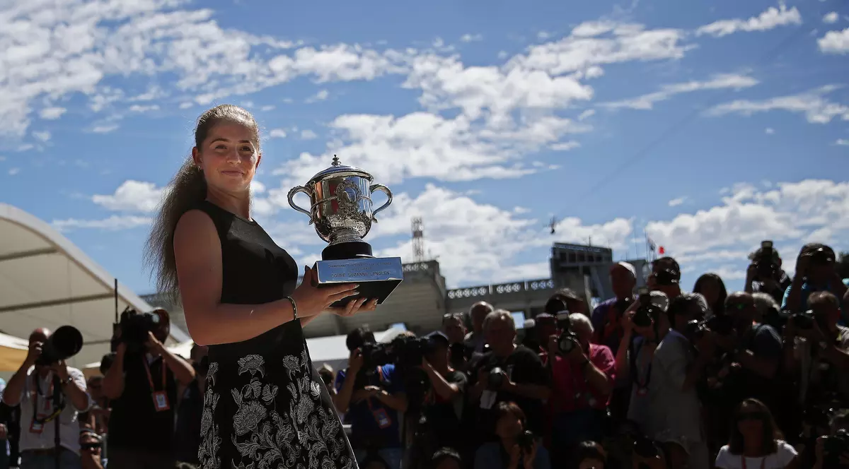 Jelena Ostapenko își trăiește momentul de glorie. Ședință foto cu trofeul, la Paris. Cum arată letona în pantofi cu toc! GALERIE FOTO