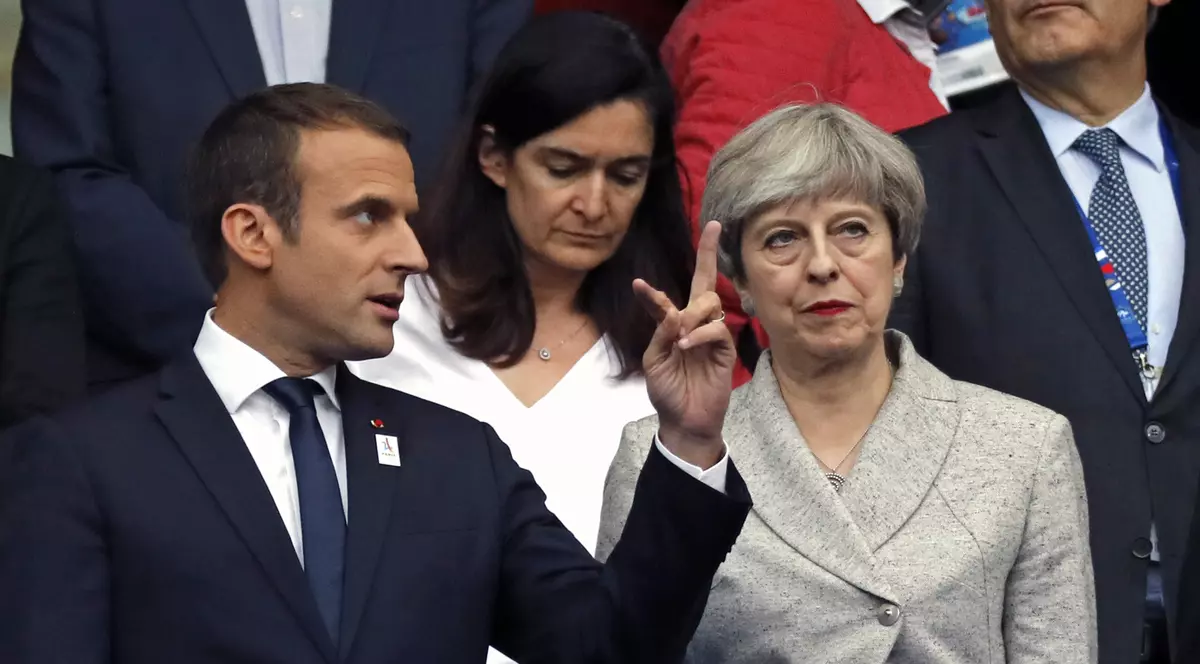 VIDEO | Theresa May a încercat să facă "valul mexican" pe stadion, la meciul dintre Franța și Anglia