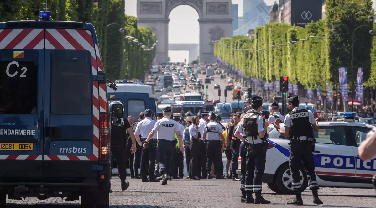 Tentativă de atentat în Paris, pe Champs-Elysees |  Un bărbat înarmat a intrat cu mașina într-o dubă a jandarmeriei