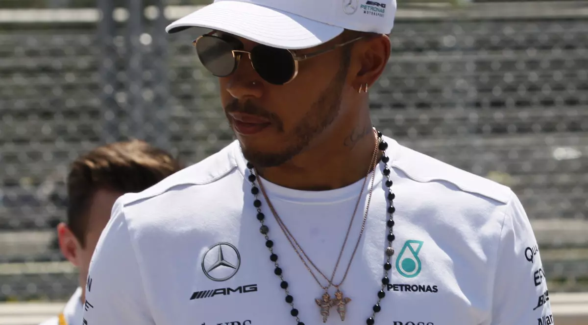 Lewis Hamilton, în timpul unei pauze a calificărilor Marelui Premiu de Formula 1 al Azerbaidjanului. (FOTO: EPA)