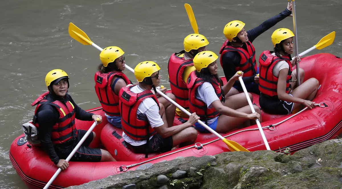 Familia Obama a încercat sporturi extreme în Bali. Barack și Michelle au făcut rafting | FOTO