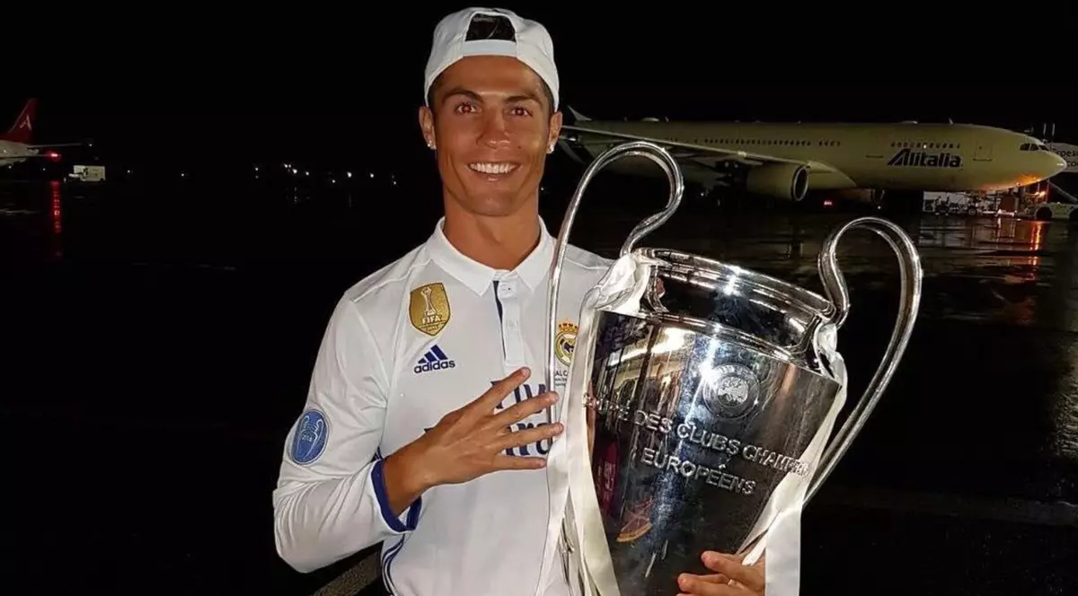 Fortuna Köln, echipă de liga a treia din Germania, i-a făcut o ofertă inedită lui Ronaldo. Portughezul este fericit în imagine, cu trofeul Ligii Campionilor în brațe