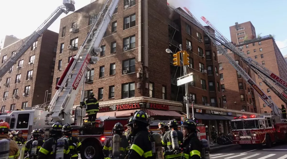 Incendiu puternic într-un bloc din Manhattan. Cinci pompieri au fost răniți | VIDEO