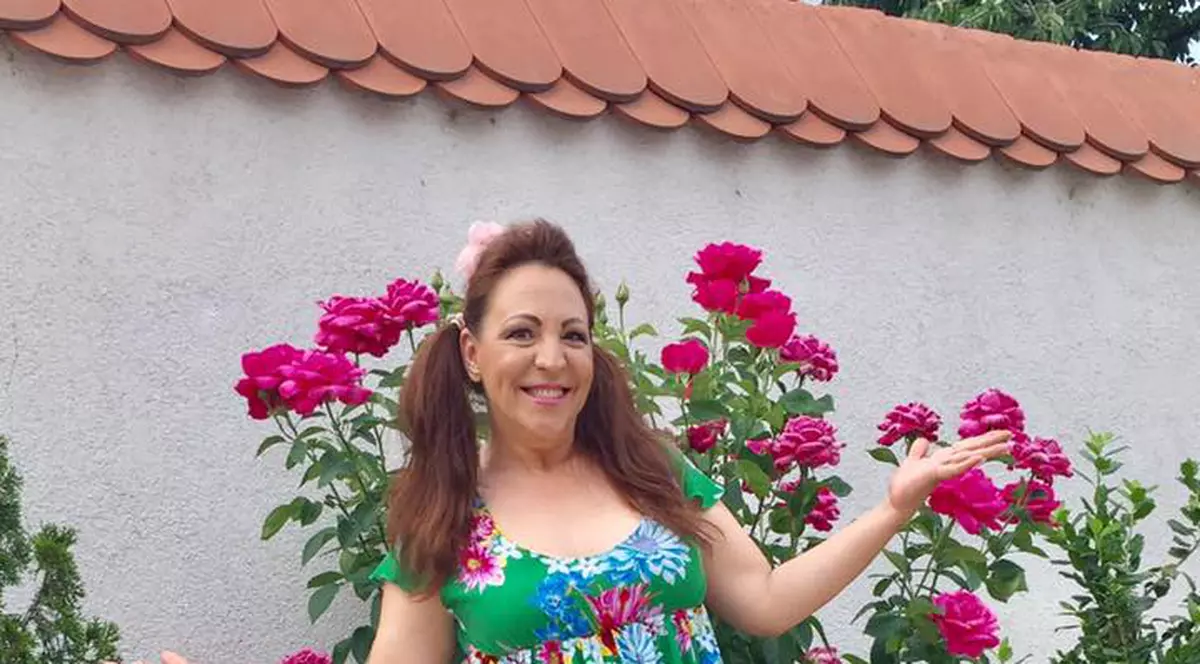 Jeni Nicolau la un pas de moarte. S-a curentat pe scenă