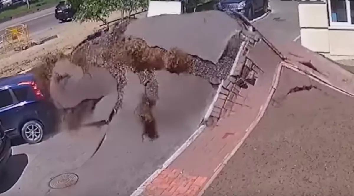 VIDEO VIRAL | Momentul în care o conductă de apă explodează în Kiev