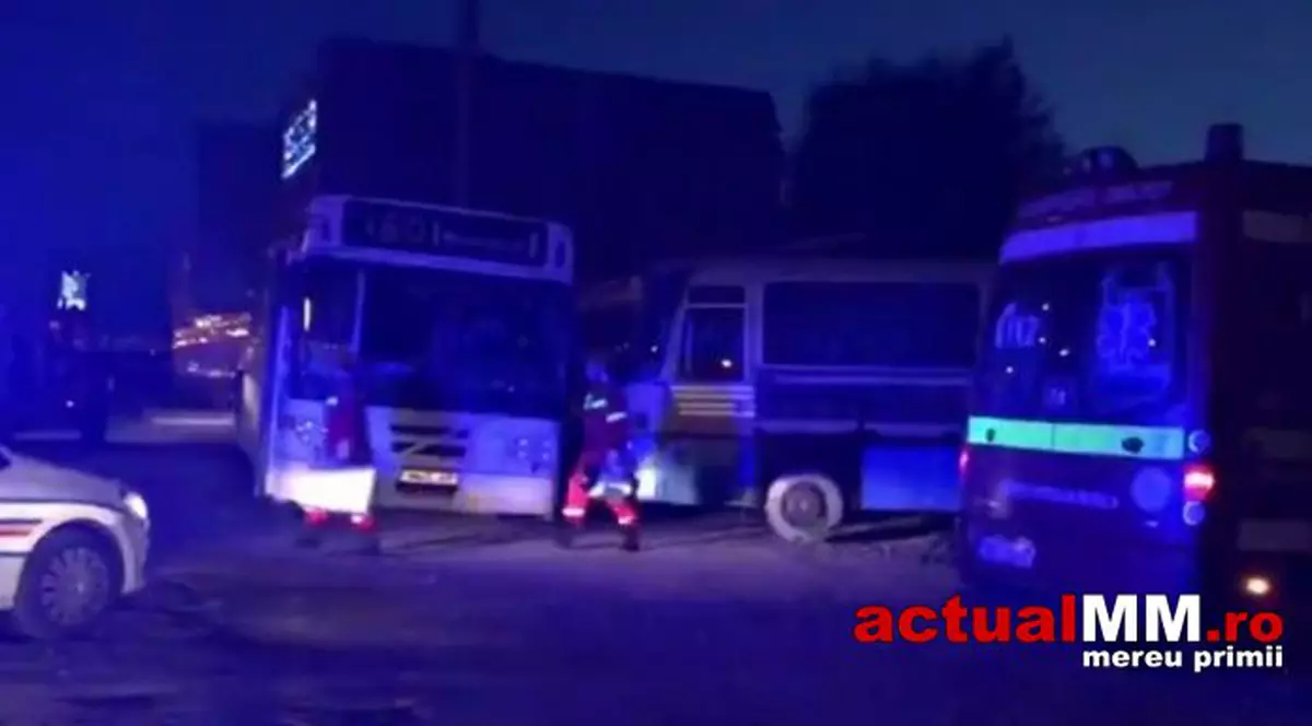 autobuzul căruia îi schimba roata a căzut peste el