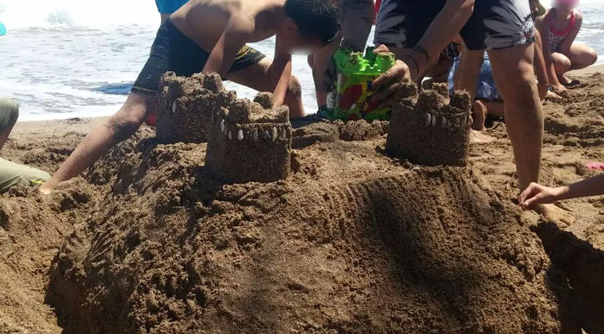 EXCLUSIV/ Nea Marin i-a scos la plajă pe Margherita și pe Vârciu. S-a deschis sezonul VIP-urilor la mare cu concursuri de castele din nisip