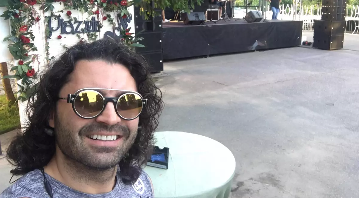 Pepe se distrează la mare. Radiază tot lângă fiica sa cea mare