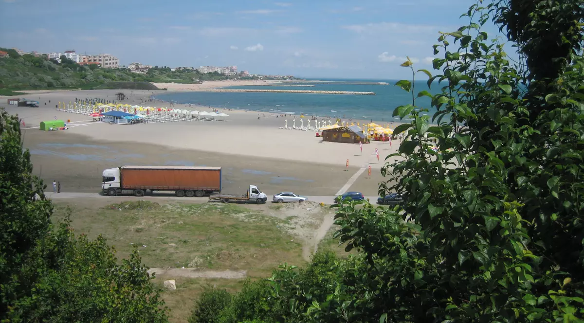 Terase de pe plaja din Constanţa, închise de inspectorii de la Protecţia Consumatorilor. Au găsit gândaci în depozitul de alimente