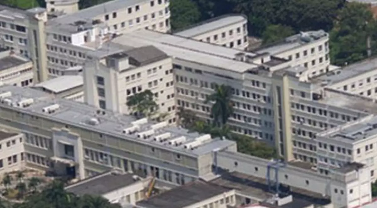 O asistentă medicală a căzut de la etajul șase peste un doctor. Ea a supraviețuit