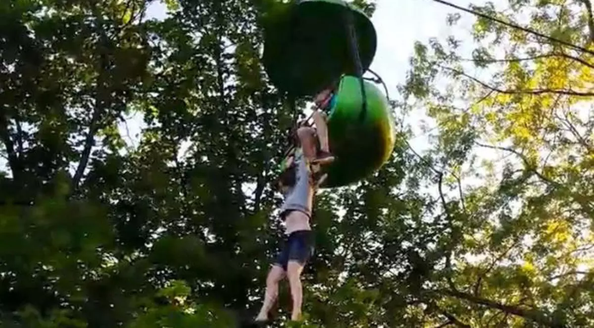 VIDEO | O fată de 14 ani a căzut dintr-o telegondolă. Ea a fost prinsă de trecători