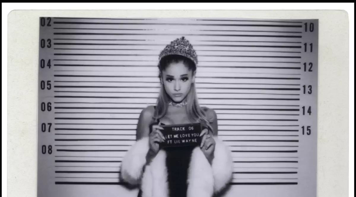 Coroana purtată de Ariana Grande pentru promovarea albumului "Dangerous Woman", scoasă la licitație