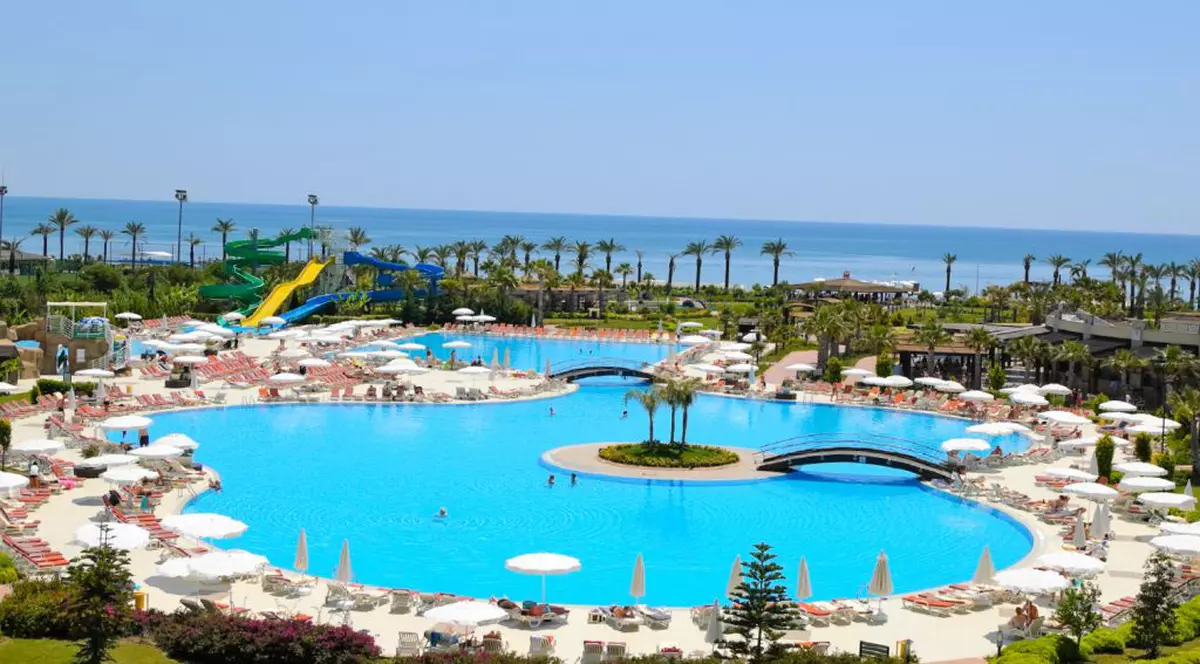 UPDATE: Trei copii şi doi adulţi au murit electrocutaţi într-un parc acvatic în Turcia