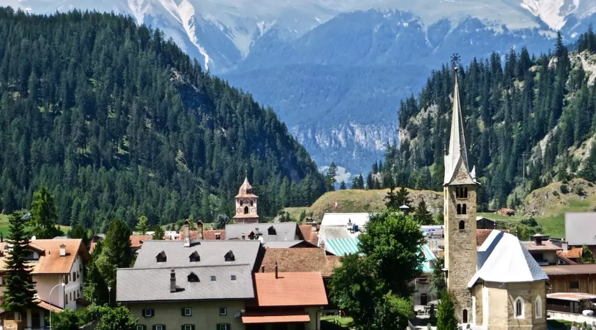 Un orășel din Elveția le-a interzis turiștilor să facă poze. Ce pățesc cei care încalcă regula