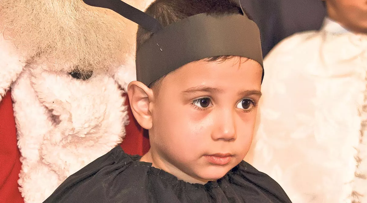 Trecut prin trei operații grele, din cauza unei malformații grave, Irinel, un puști de patru anișori, își dorește să aibă o viață normală