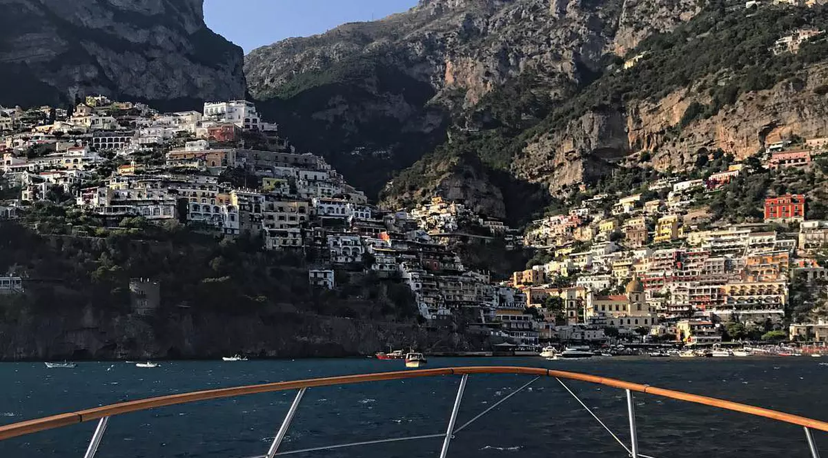 Fotbalistul Alexandru Maxim se relaxează cu logodnica pe Coasta Amafli din Italia / GALERIE FOTO