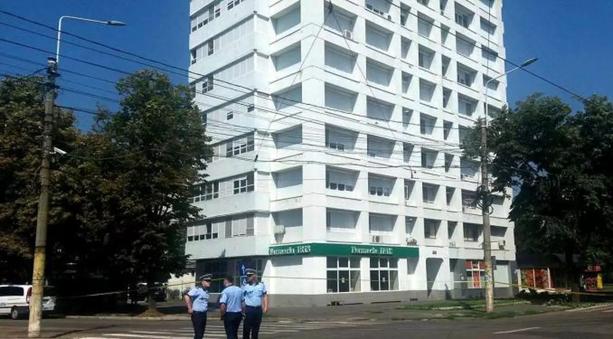 ameninţă că se aruncă de la etajul șase al unui bloc