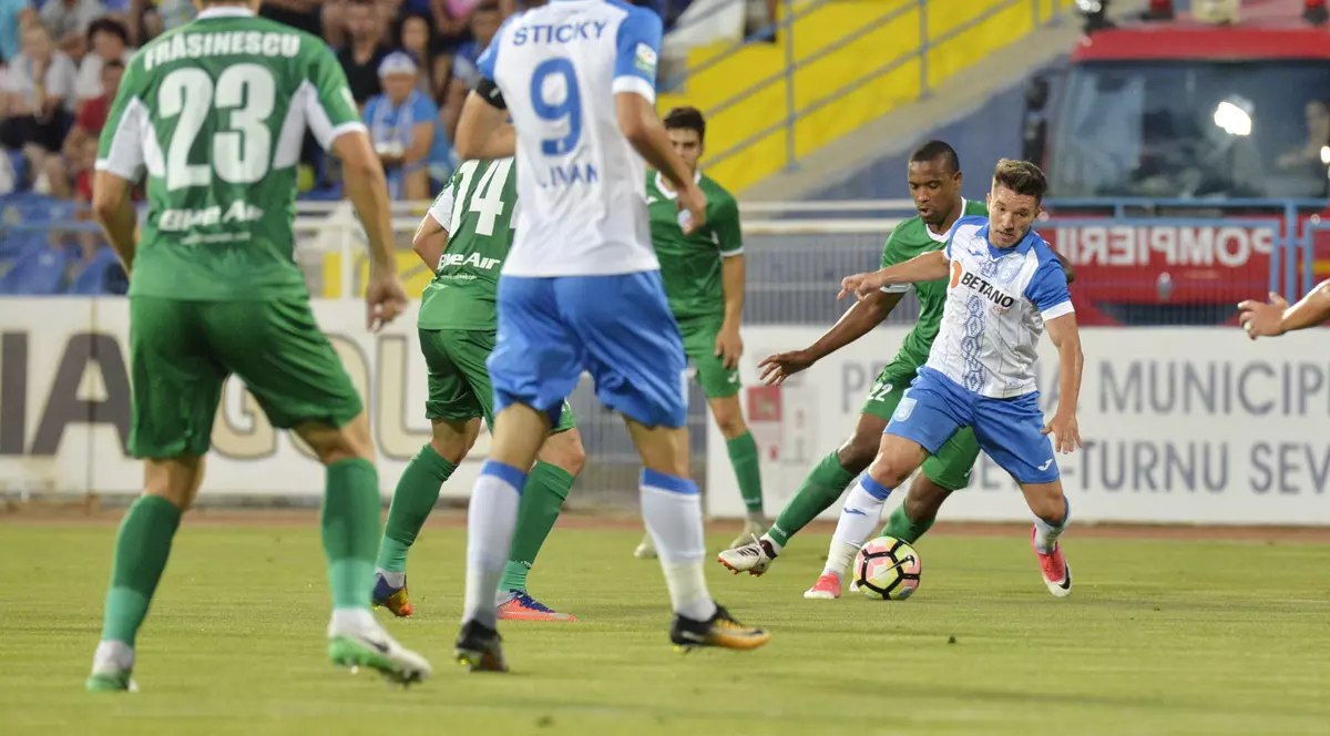 Alexandru Baluta (D) in meciul de fotbal dintre echipele CS U Craiova si CSM Iasi, din etapa 1 a Ligii 1 Orange, disputat pe stadionul Municipal din Drobeta Turnu Severin, vineri, 14 iulie 2017. BOGDAN DANESCU / SPORT PICTURES