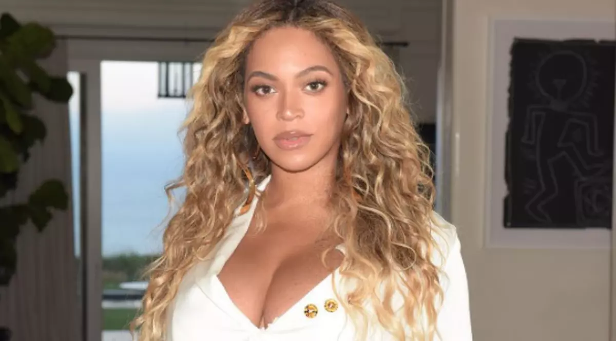 Beyonce a ieșit în oraș într-o ținută provocatoare, la o lună după ce a născut gemeni