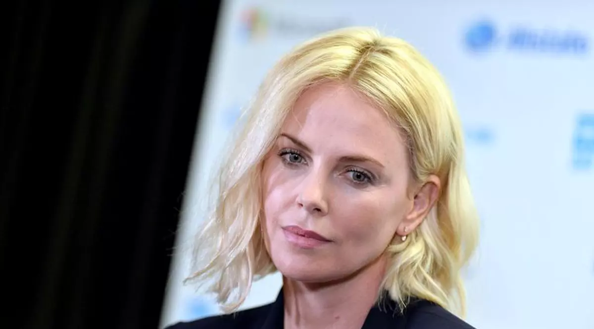 Charlize Theron: „Am crescut în casa în care mama l-a omorât pe tata”
