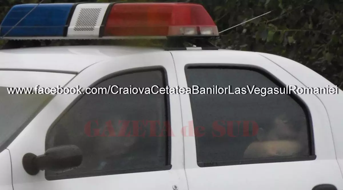 Doi polițiști au dormit în mașina de serviciu, în Craiova. Fotografia cu oamenii legii, virală pe Internet