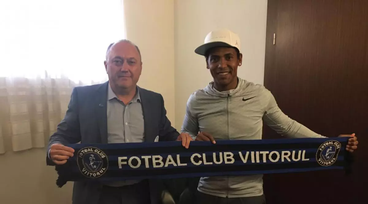 Eric de Oliveira (dreapta), cu eșarfa cu însemnele Viitorului. (FOTO: fcviitorul.ro)