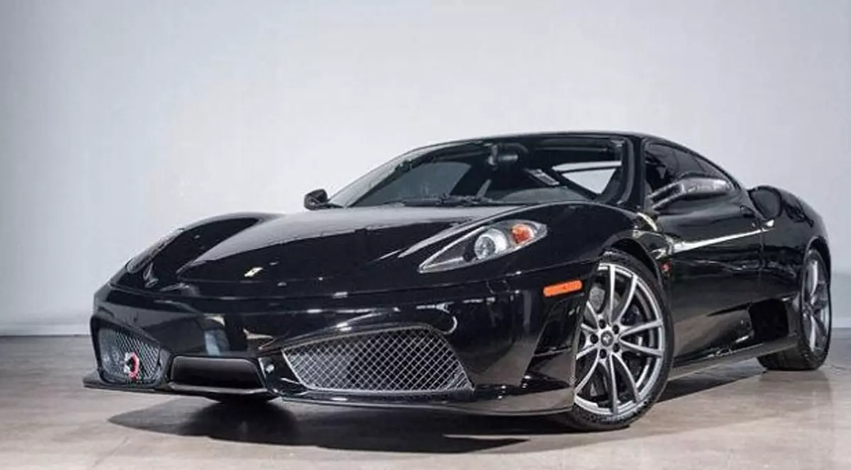 Un bărbat și-a distrus complet mașina Ferrari, în valoare de 260.000 de lire, la doar o oră după ce a cumpărat-o | FOTO