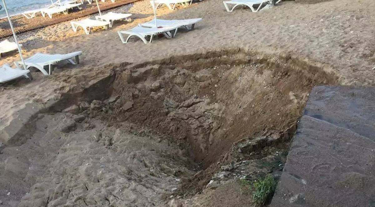 Plajele din Bodrum au fost înghițite de pământul care s-a desfăcut. Ce a rămas în urma cutremurului care a lovit două țări, Turcia și Grecia