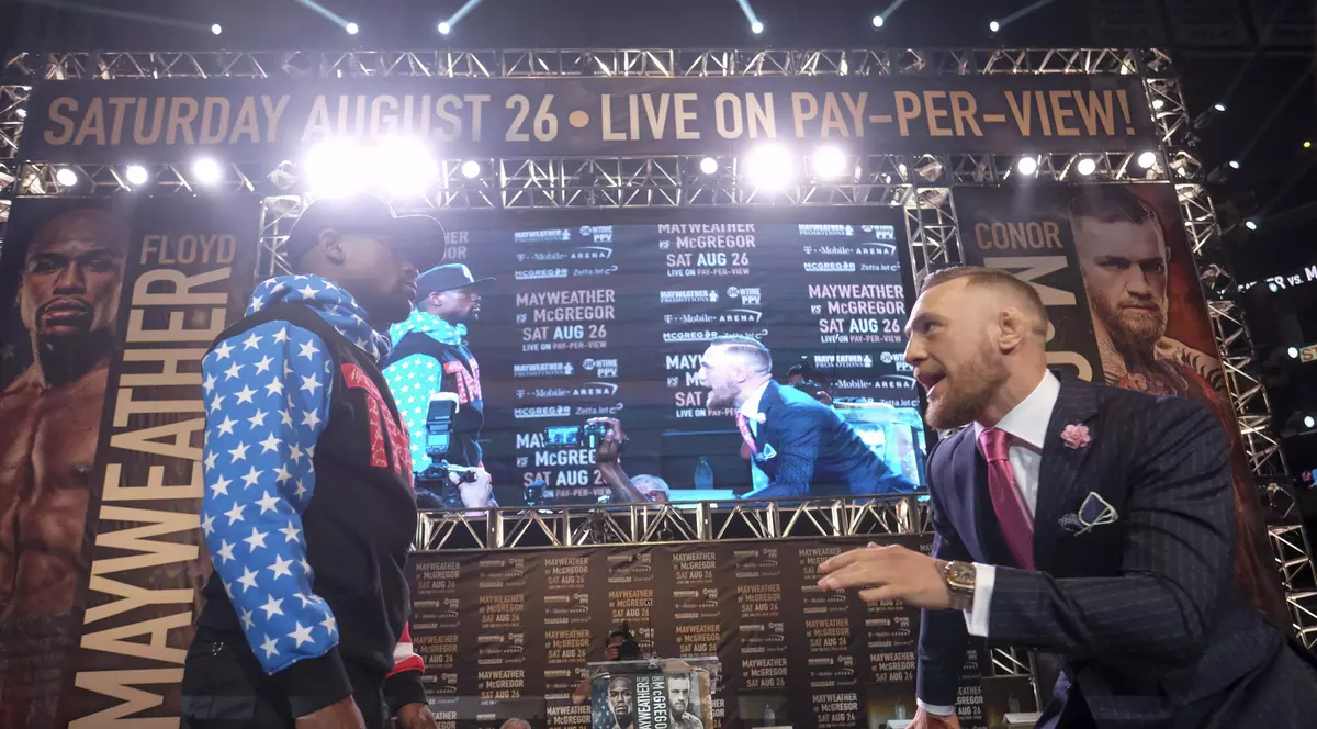 Floyd Mayweather (stânga) și Conor McGregor, în timpul unei conferințe de presă. (FOTO: Northfoto)