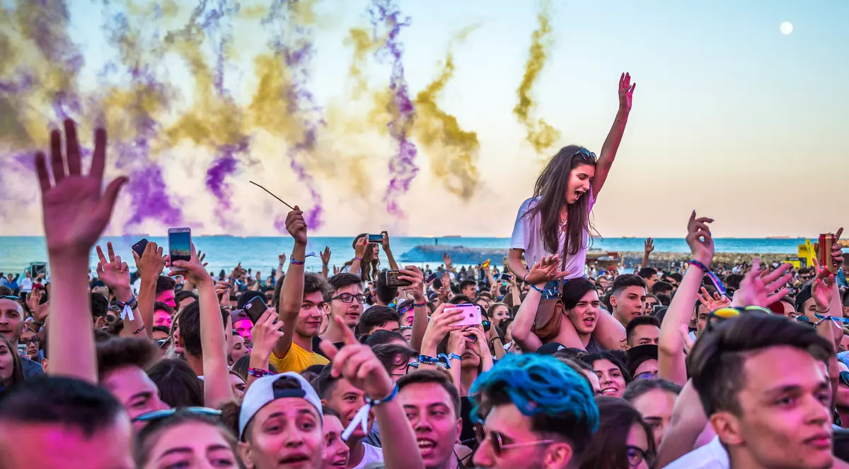 47.000 de oameni la prima zi de NEVERSEA. Concertele s-au încheiat la răsărit