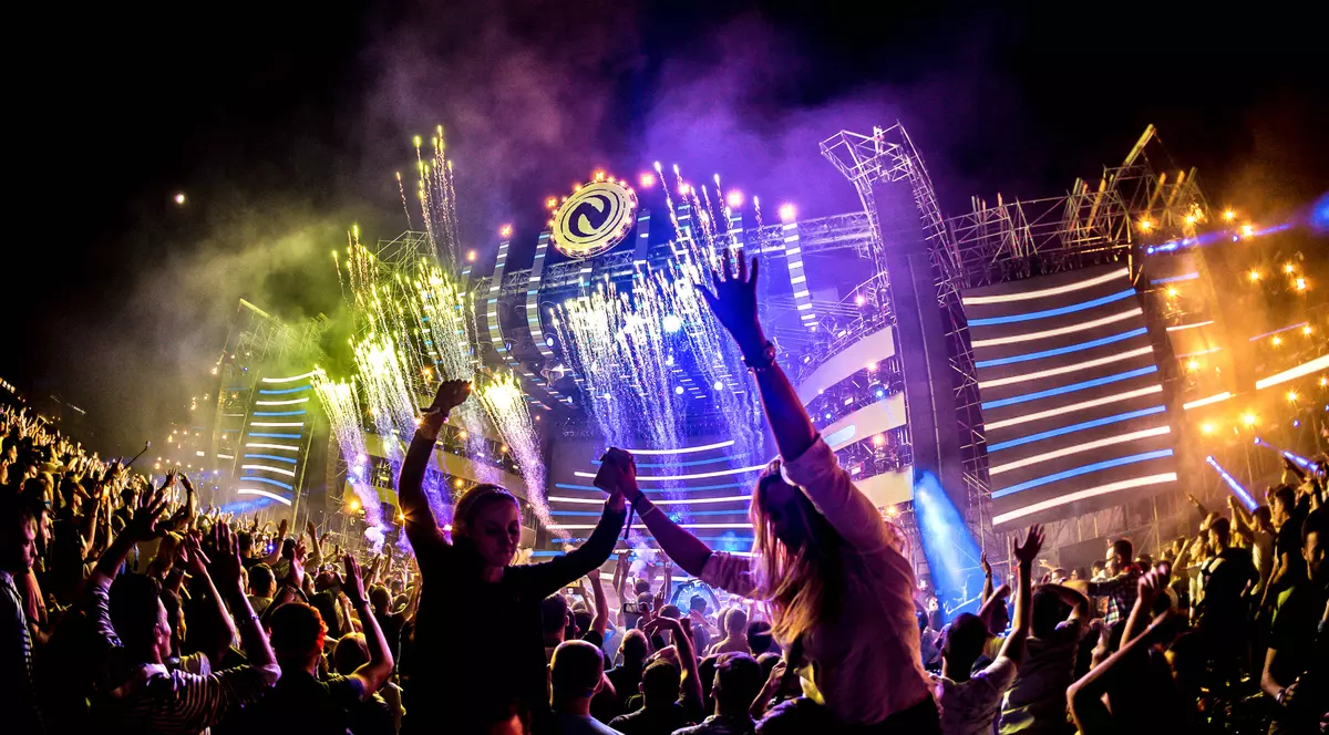 VIDEO VIRAL. Distracție fără limită de vârstă! O bunicuță cu basma, în primul rând la NEVERSEA