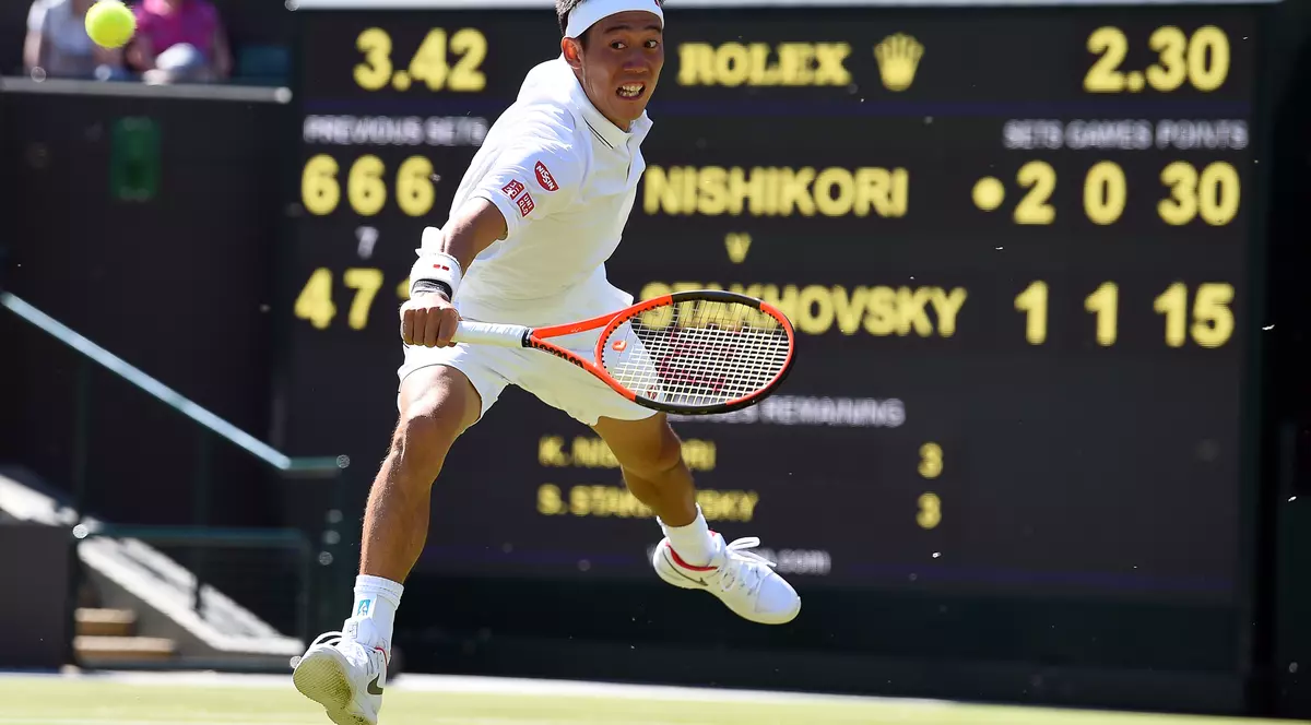 Kei Nishikori, încercând să returneze o minge în timpul unei partide susținute la Wimbledon. (FOTO: EPA)