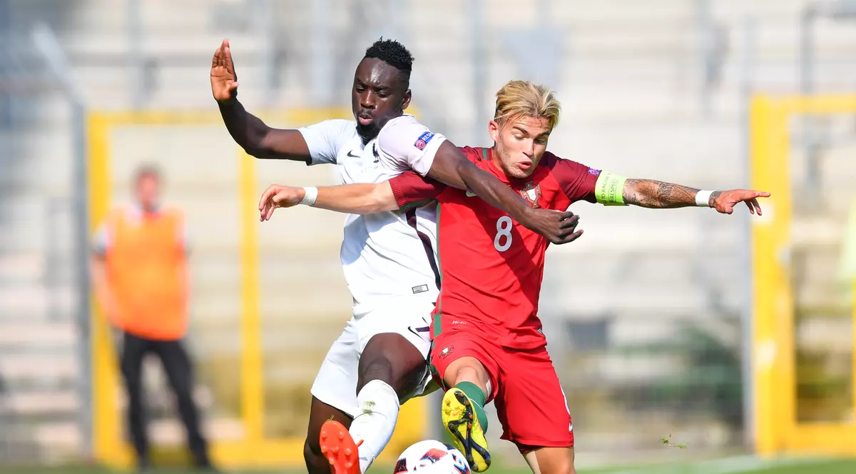 Goncalo Rodrigues (dreapta), fotbalistul Portugaliei, se luptă cu francezul Jean-Kevin Augustin în timpul unui meci de la Euro U-19. (FOTO: EPA)