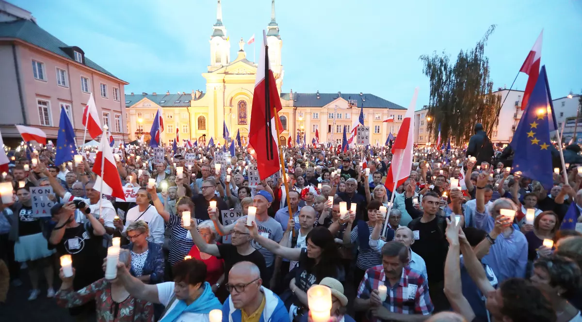 Proteste în Polonia. Zeci de mii de oameni au ieșit în stradă în apărarea independenței justiției